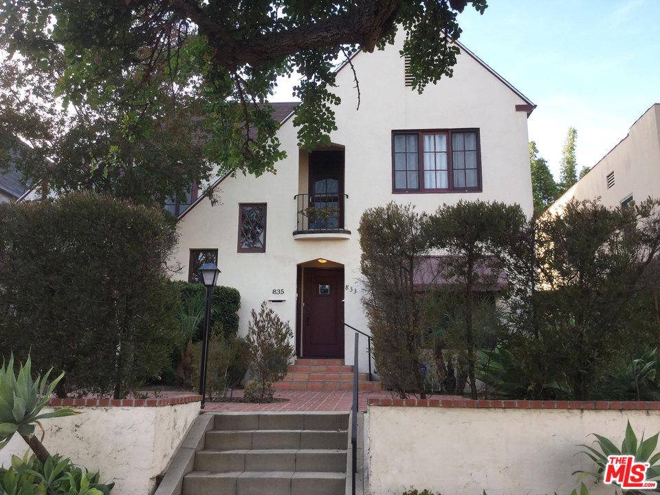 Beautiful lower unit duplex in highly desirable Miracle Mile - close to restaurants