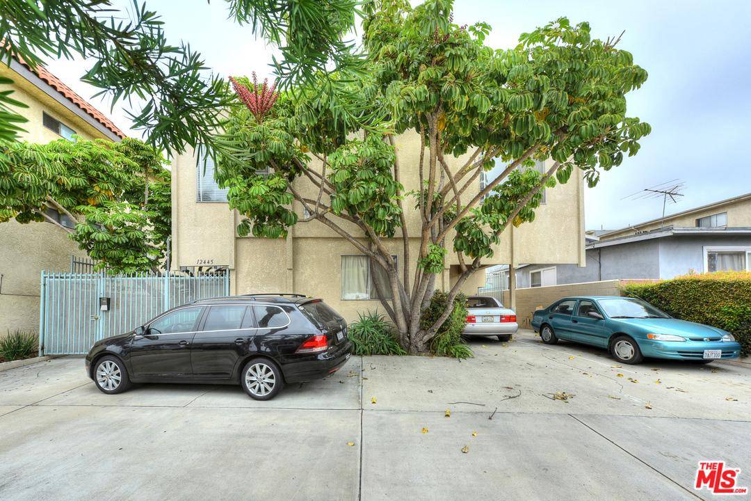 This 9-unit multi-family investment opportunity is located in the rapidly growing Westside neighborhood of Mar Vista