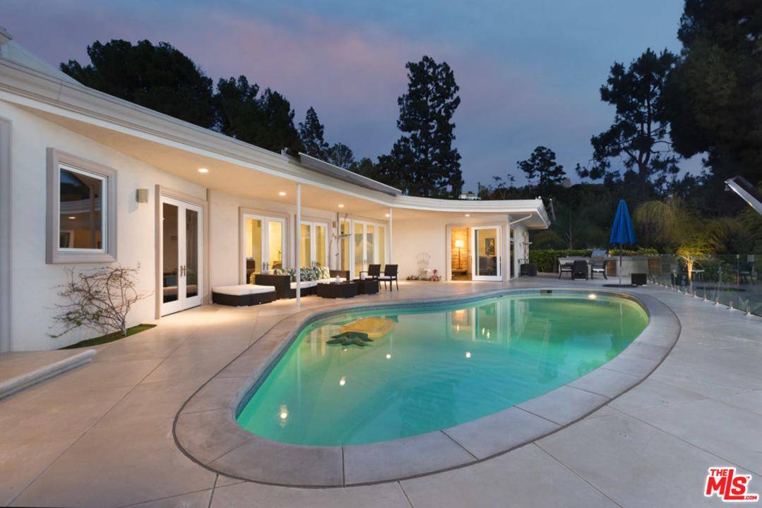 Magnificient Trousdale Estate with pool and city light & ocean view