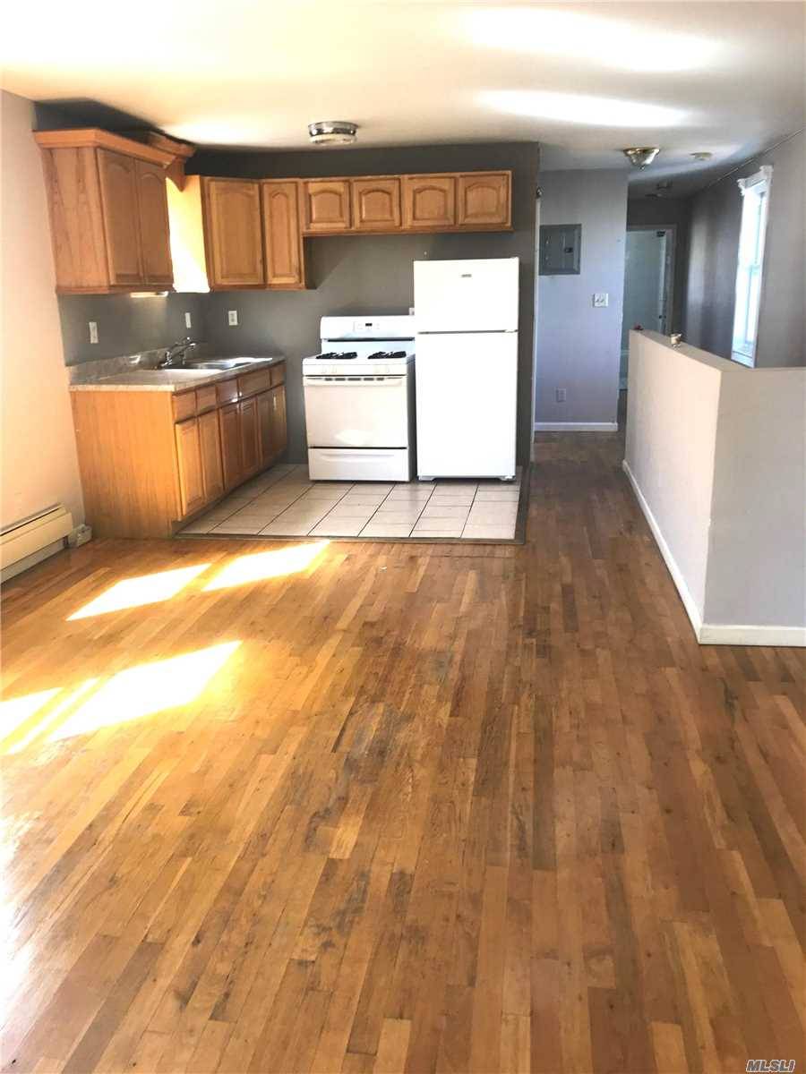 This Nice Apartment Located At Center Of College Point In Quiet Residential Area, Close To Buses ,School, Store And Park...