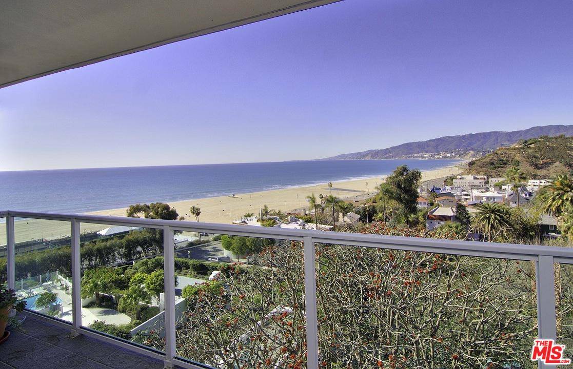 Come experience the best of Santa Monica living at one of its most iconic buildings