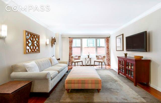 This bright South facing one bedroom apartment on the Upper East Side has it all.