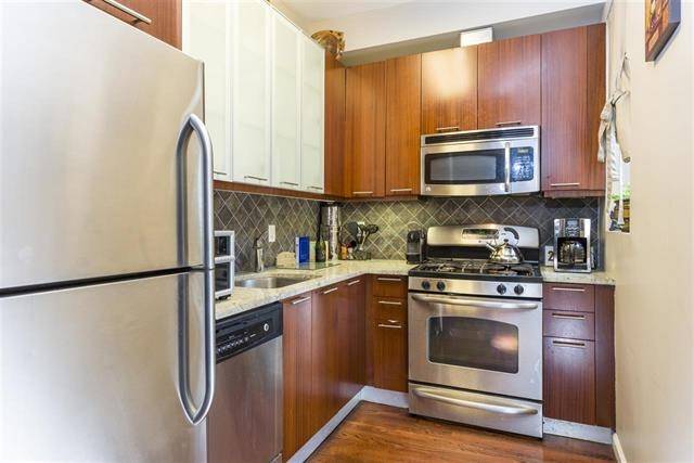 Bright and spacious 2 bedroom / 2 full bathroom apartment in Jersey City Heights