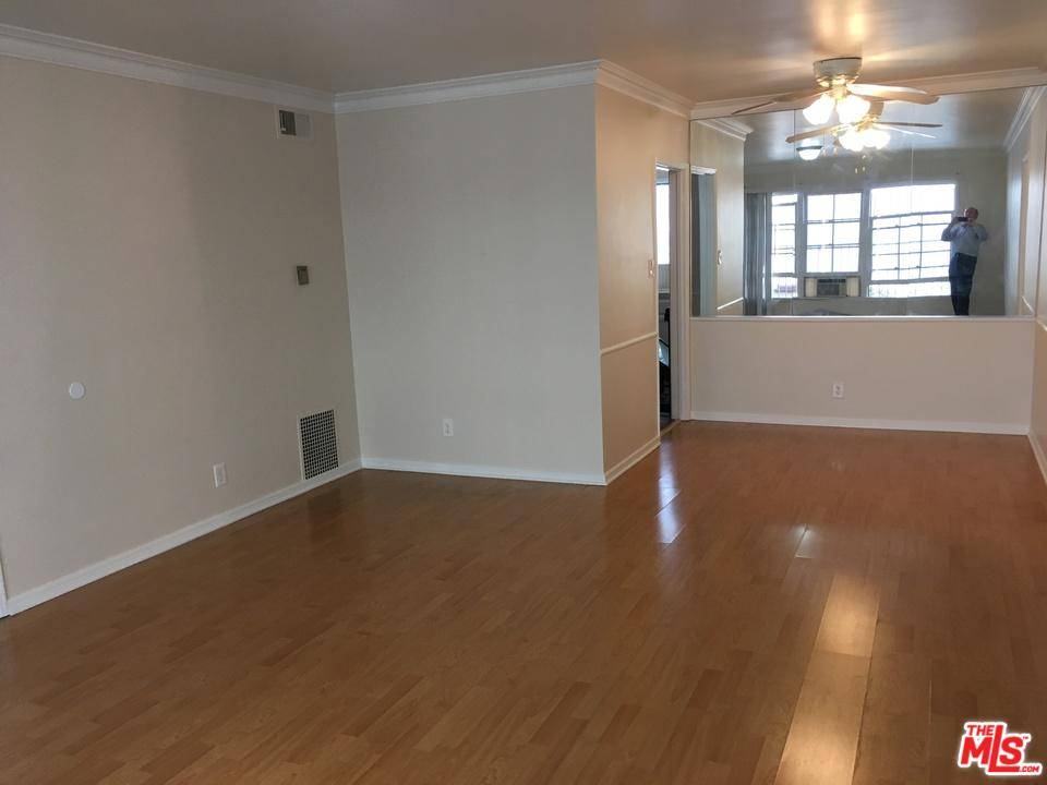 Lovely 3 bedroom plus 1 bath unit in a wonderful area near Pico and Doheny and near Beverly Hills