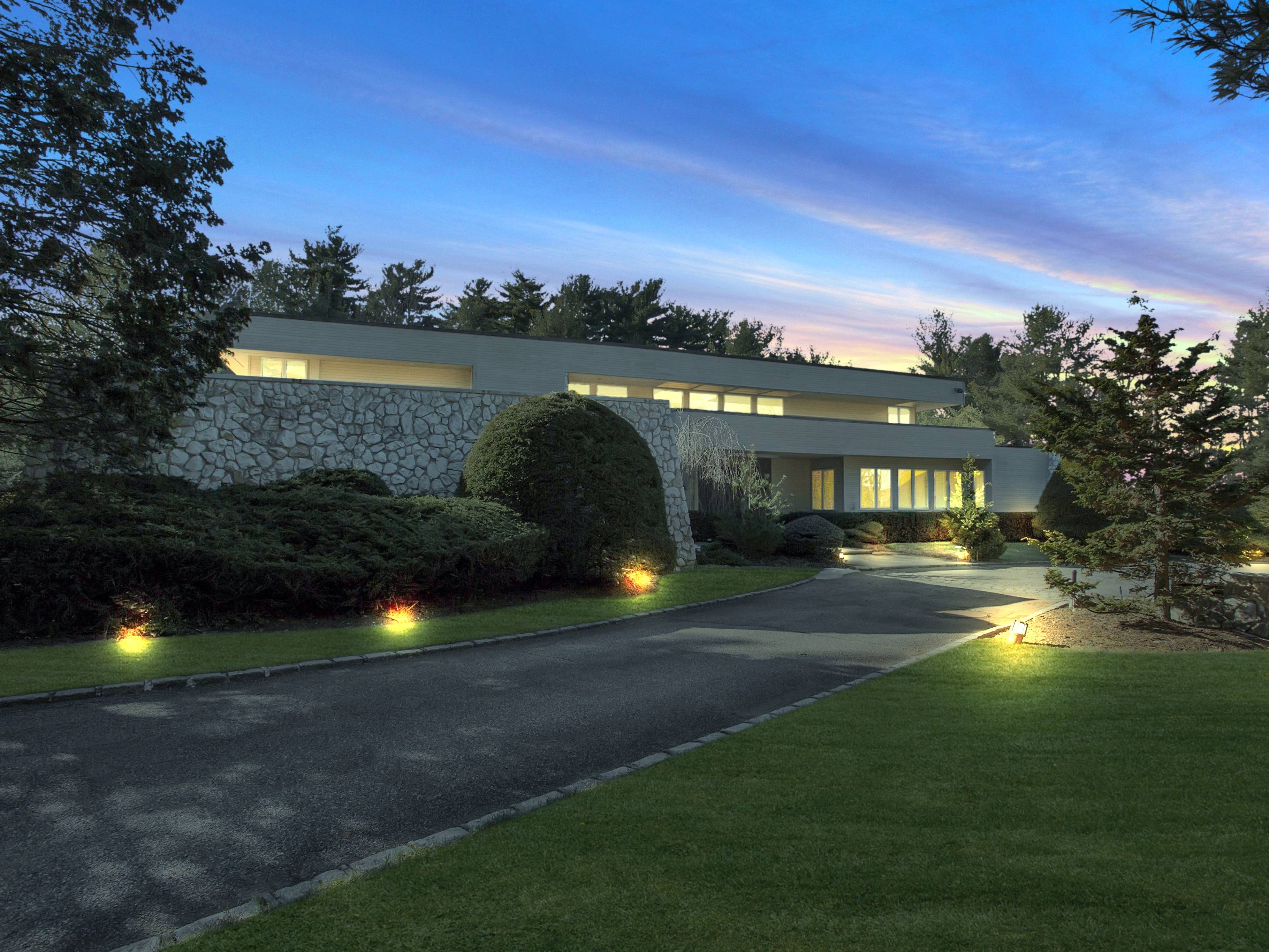 Exceptional Contemporary on 4+ Acres, Old Westbury