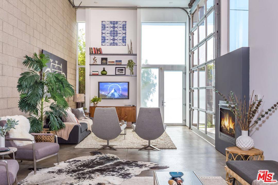 Warm architectural townhome steps to the heart of Abbot Kinney