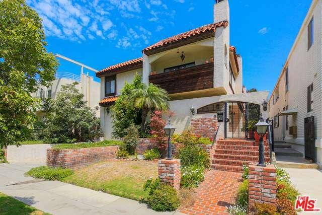 Welcome to this charming townhouse on a beautiful tree-lined street in prime Santa Monica