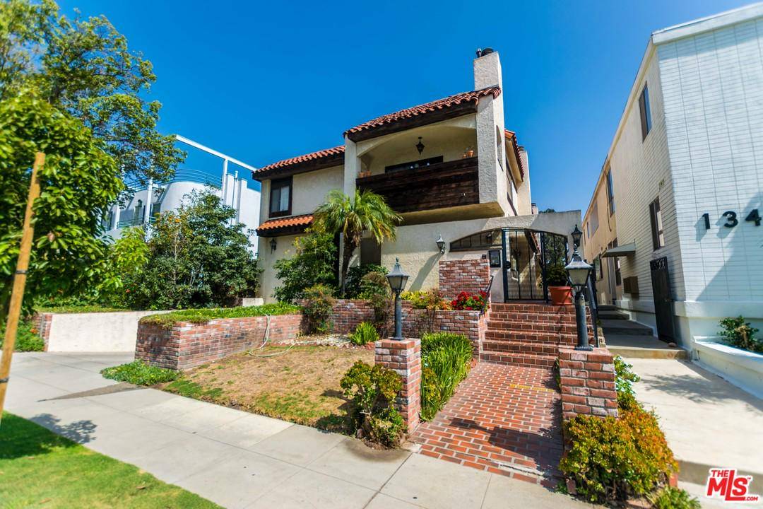 Ideally located on a lovely tree-lined street - 2 BR Townhouse Santa Monica Los Angeles