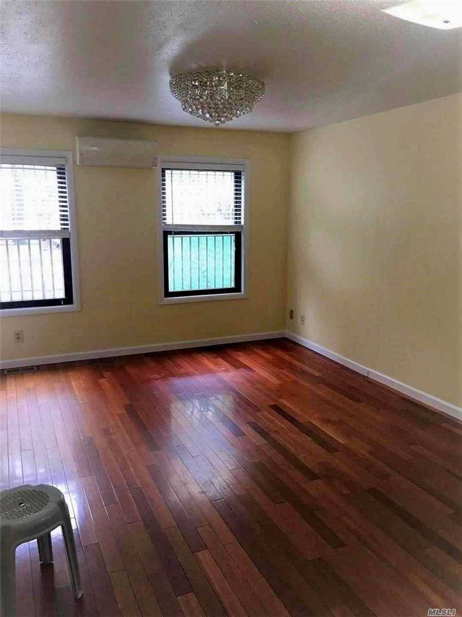 Sunny 2 Bedroom Close By Myrtle Ave .