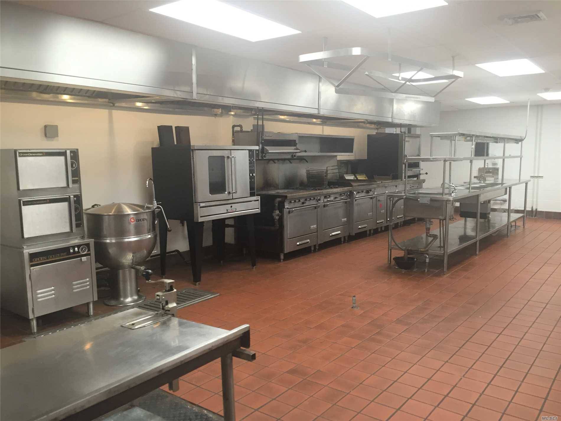 Syosset - Huge Private Commercial Kitchen In Lower Level Of Hotel.