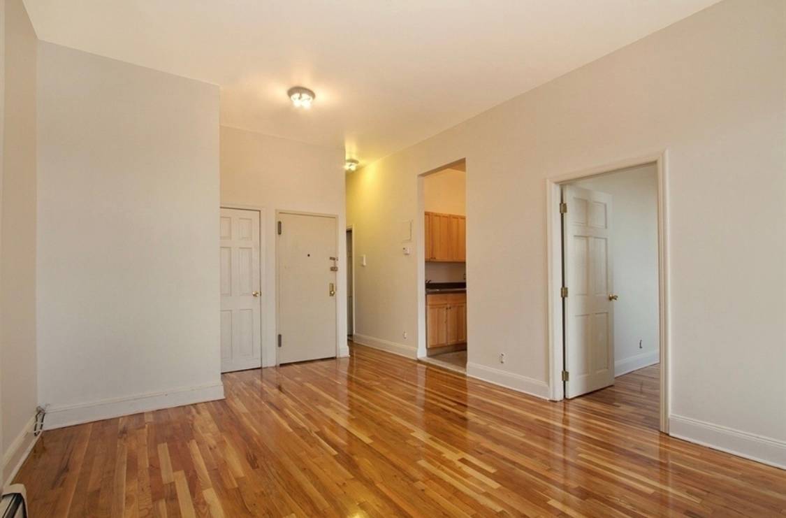 Gorgeous 1 Bedroom/ 1 Bath Apartment on Steinway St! The heart of Astoria/ Transportation and Shopping within footsteps