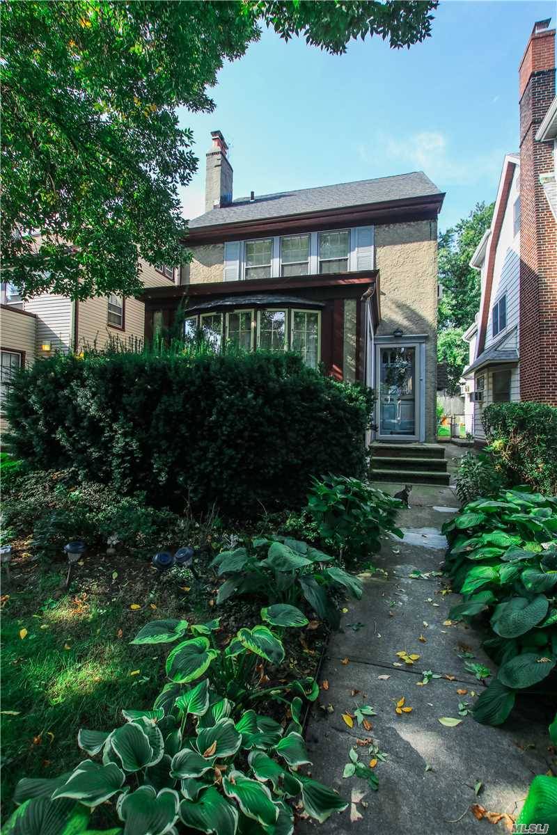 This Is A Charming Four-Bedroom Colonial, On A Tree-Lined Street On The Border Of Kew Gardens And Richmond Hill N.