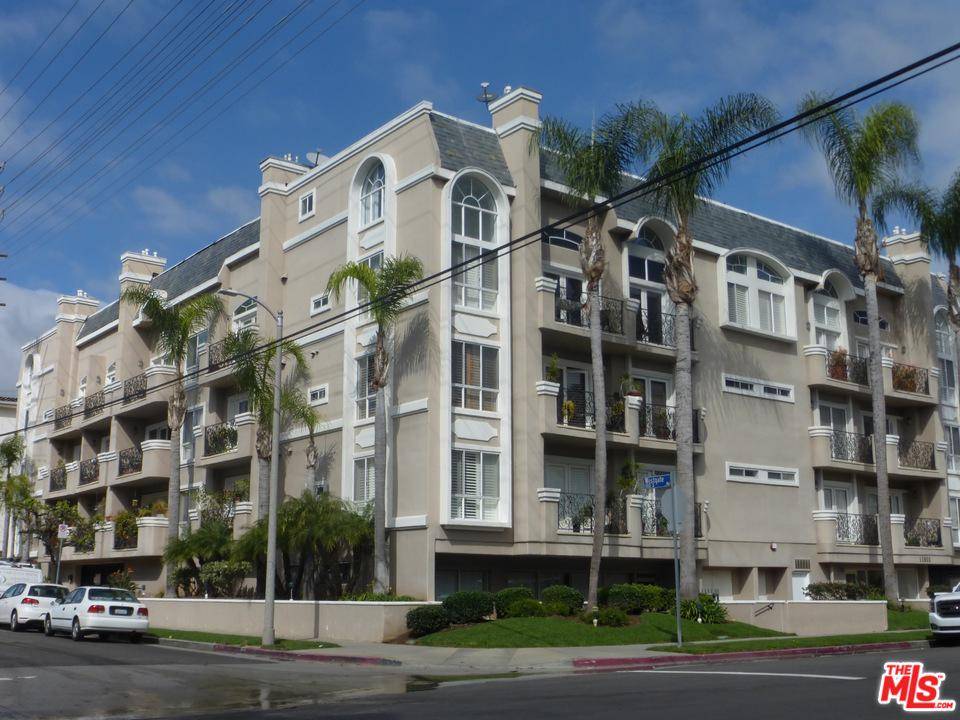 Light bright condo in a great location close to Brentwood Shopping and Restaurants