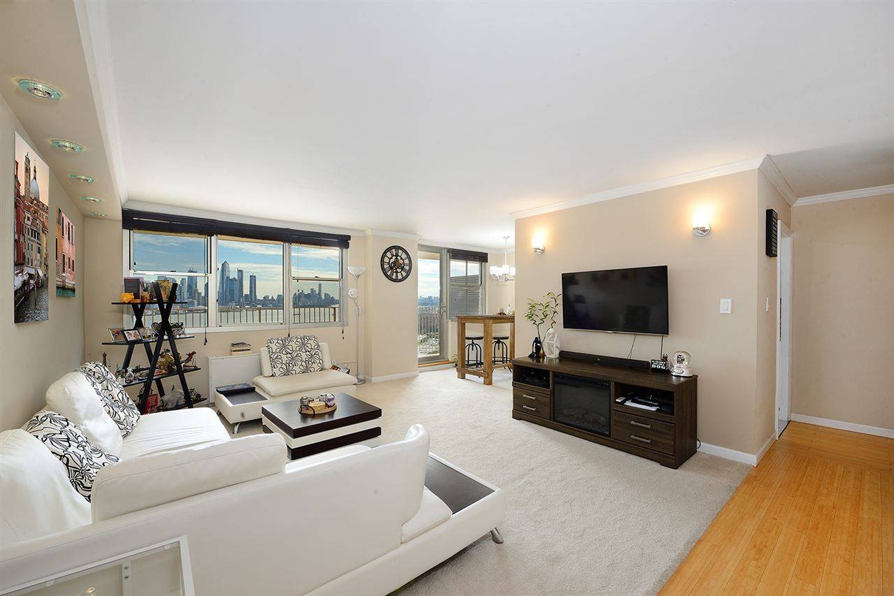 High rise style living and exquisite 360-degree Manhattan views await you in this rarely available south east view lux rental at Riviera Towers