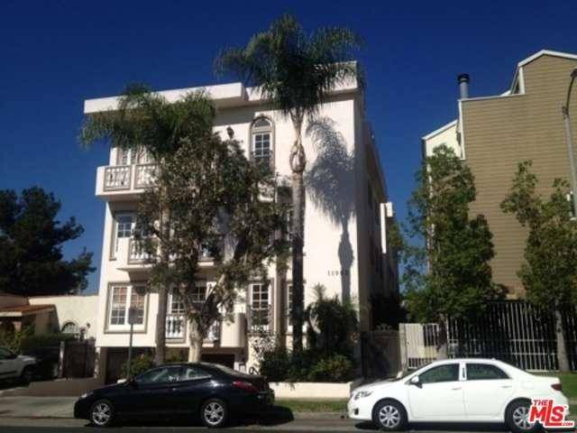 BRENTWOOD Excellent Central location by Wilshire and Bundy Spacious designer two-level townhouse with private entry through the side gate