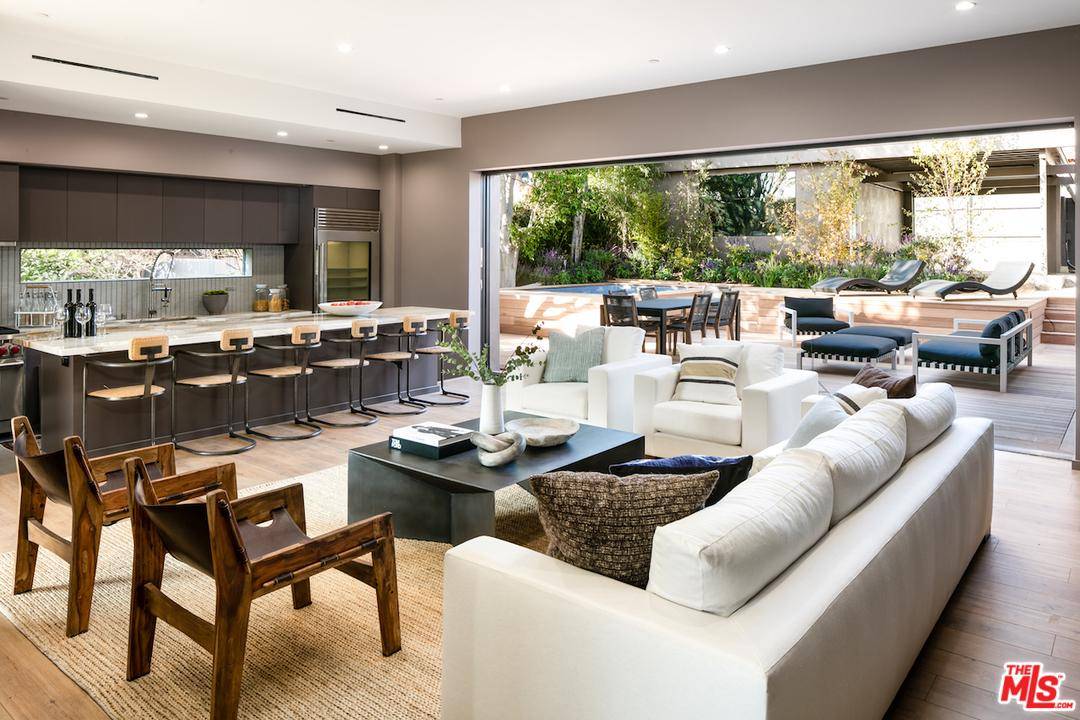 Welcome to modern California indoor/outdoor living at its best