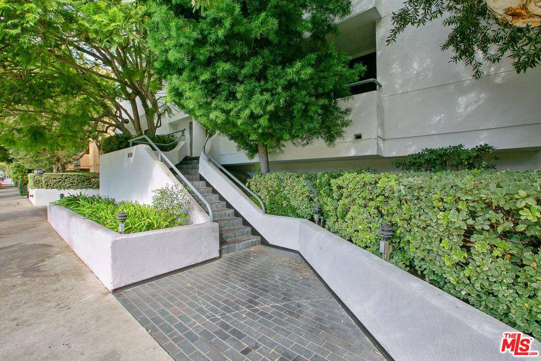 Located in the heart of West Hollywood this chic 2 bedroom