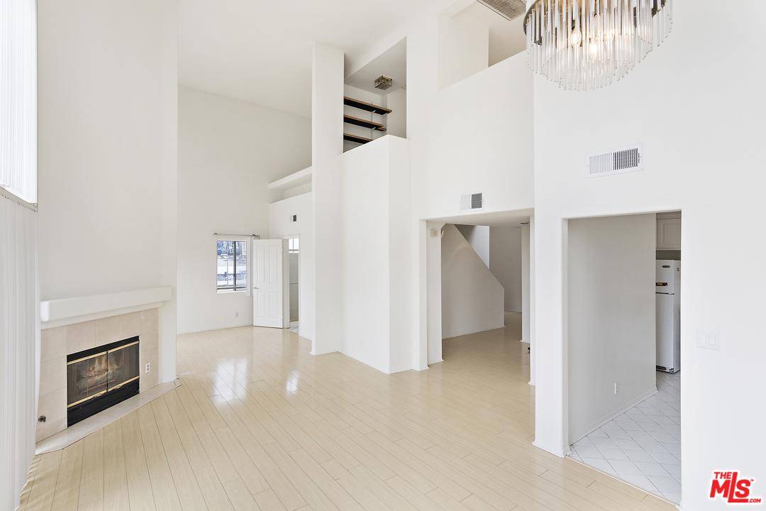 This two-level condo offers great Westwood living - 3 BR Condo Westwood Los Angeles