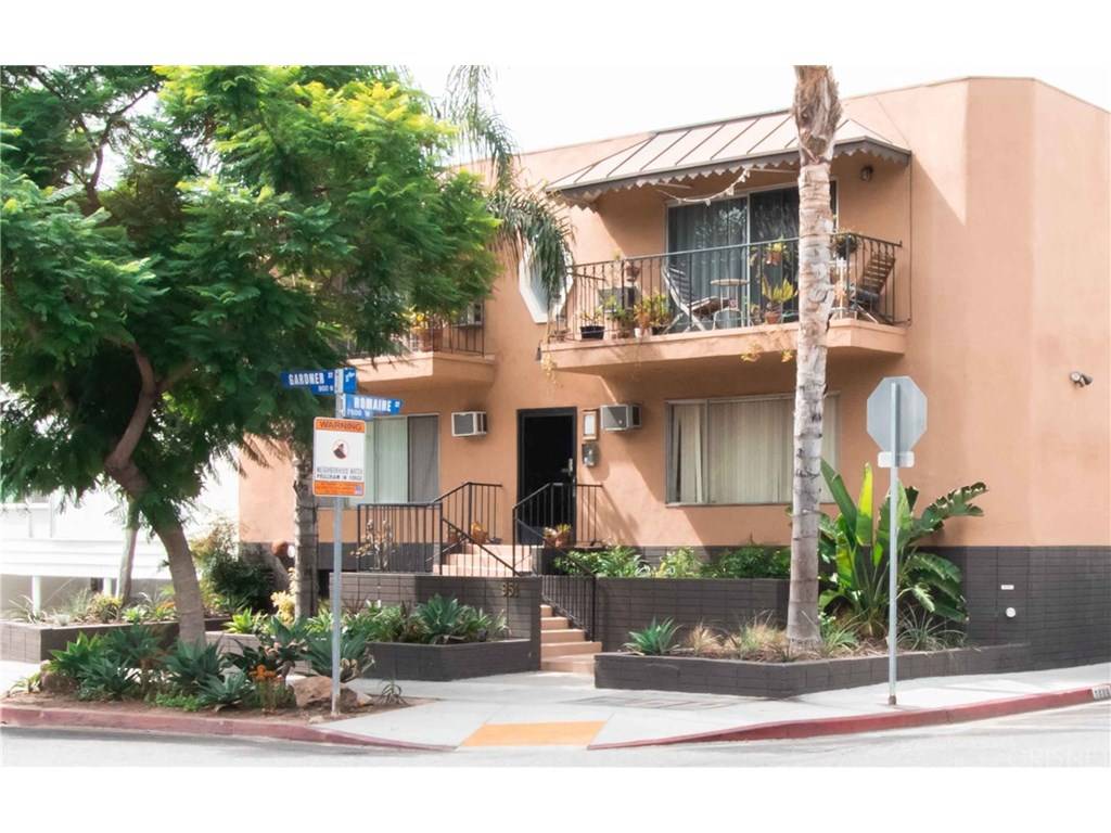 Charming 2 bedroom/ 2 bathroom condo located within close proximity to shopping centers