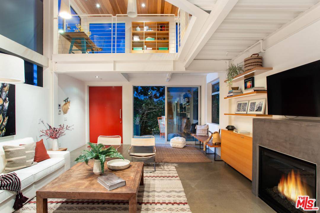 Designed by Robert Thibodeau of DU Architects - 3 BR Single Family Venice Los Angeles