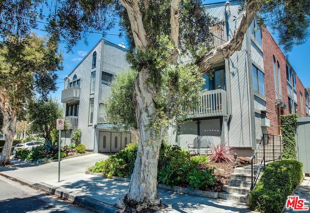 An ocean-facing townhouse with great views and light just a few blocks from Main St and the beach