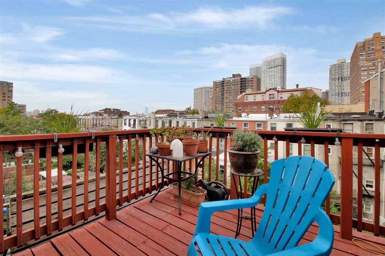 Spacious one bedroom plus storage loft in the desirable Paulus Hook section of downtown JC ready for your immediate occupancy
