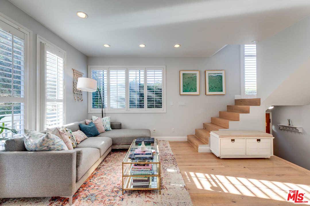 Front facing townhome located in Ocean Park - 2 BR Townhouse Santa Monica Los Angeles