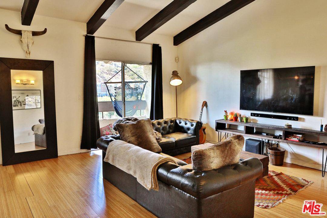 Experience luxury - 2 BR Condo Hollywood Hills East Los Angeles