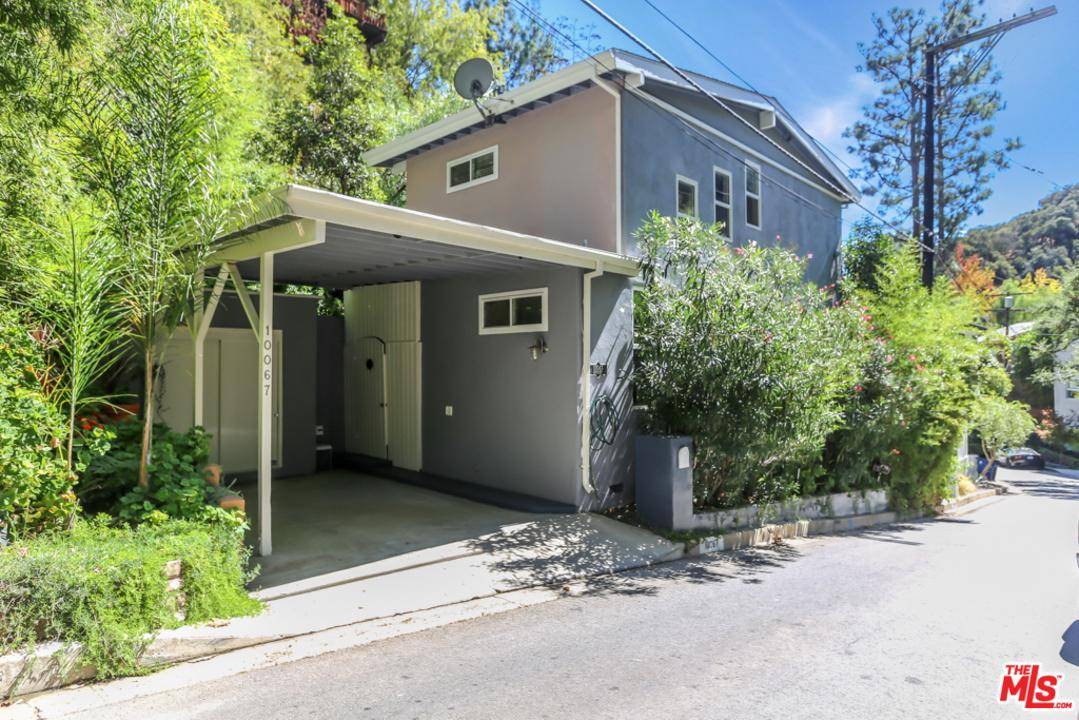 Escape from the city to enjoy the serenity of this secluded 2 bedrooms 2 baths Beverly Hills home