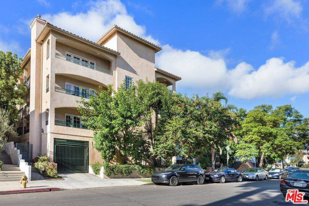 This beautiful 3 bedroom/3 bath Penthouse condo is centrally located in the heart of Westwood and close to Beverly Hills