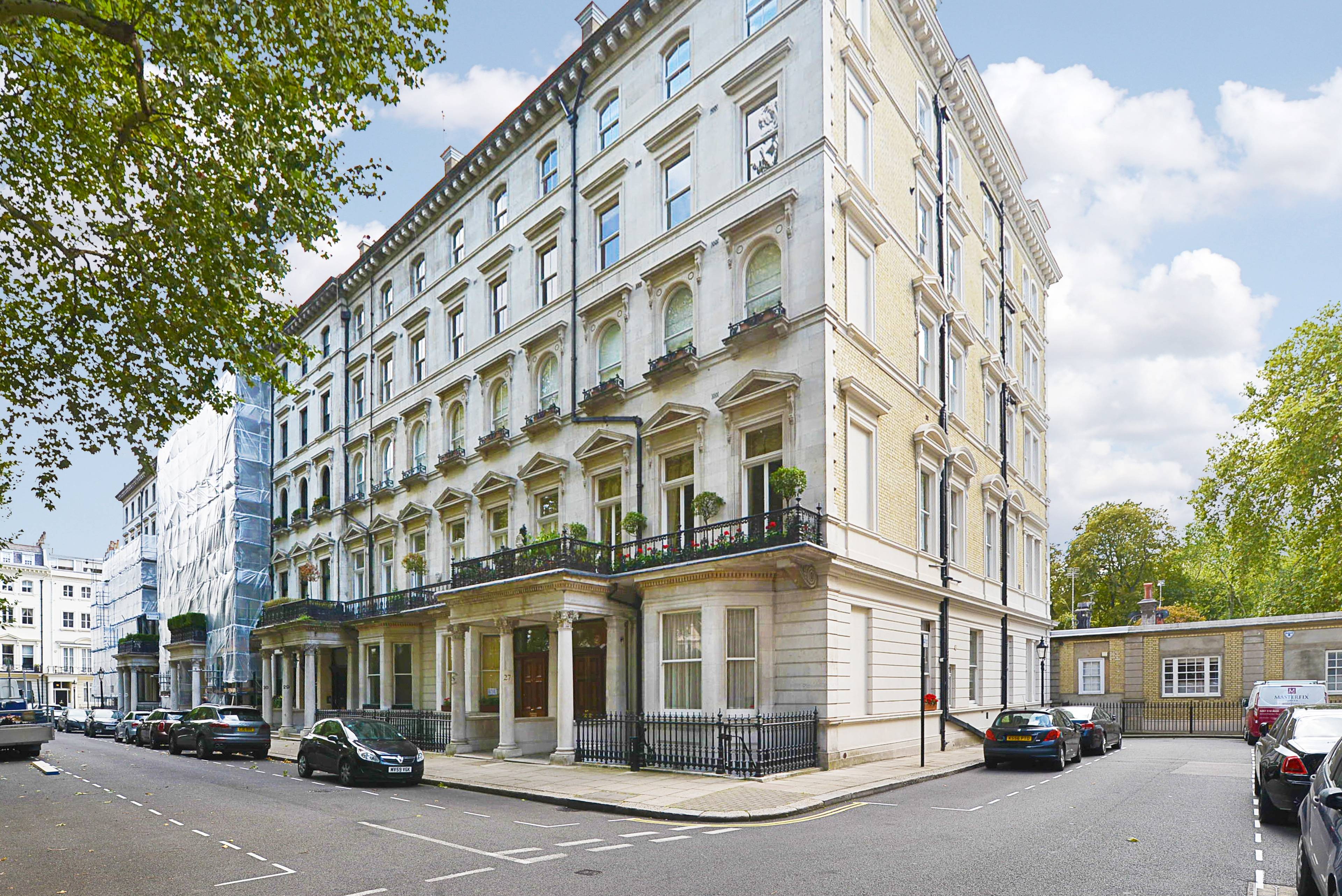 A stunning third floor apartment, with lift, on this enviable garden square in the heart of Knightsbridge.