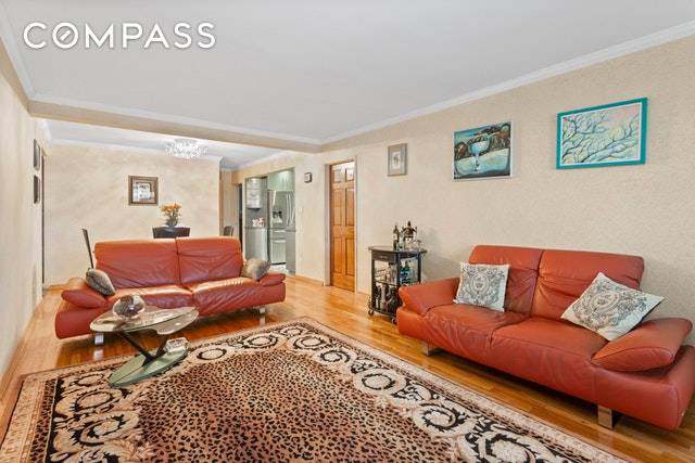 A high floor two bedrooms, two bath apartment with an excellent layout and plenty of room.