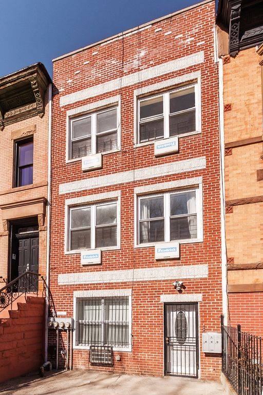 A park front 3 bedroom apartment in Bedford-Stuyvesant, Brooklyn