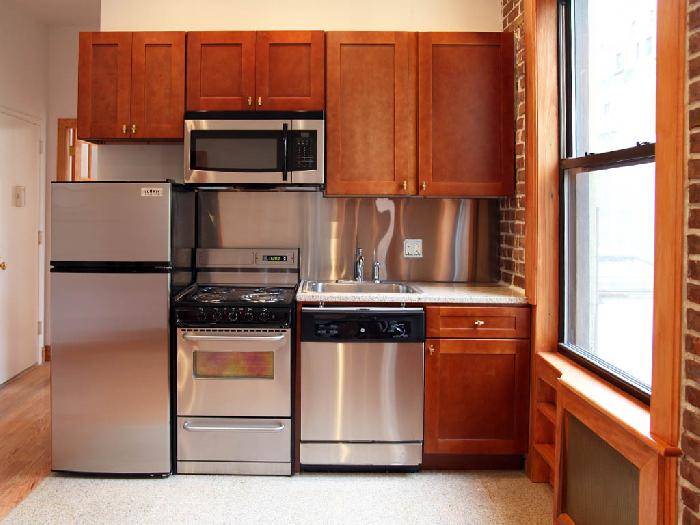 EXCELLENT RENOVATED BRICK WALLED 3BR ELEVATOR/LAUNDRY BUILDING---MIDTOWN EAST!