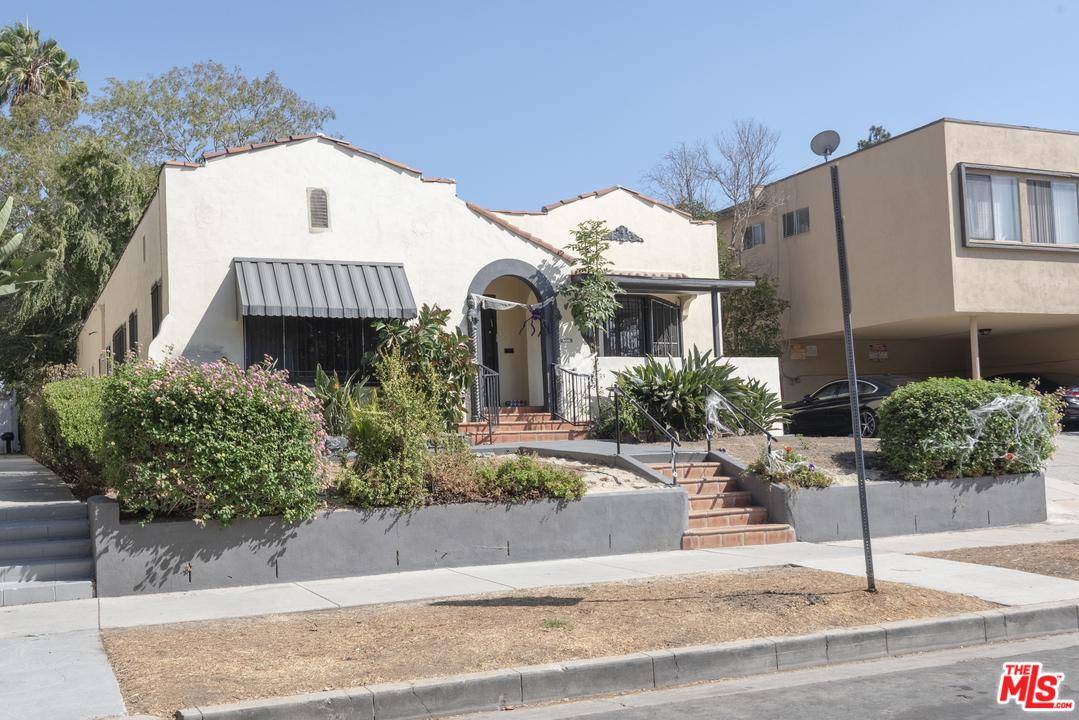 We are pleased to present for sale a Duplex located in a prime Mid-Wilshire location