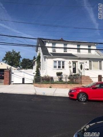 Family Home In The Heart Of Ozone Park.