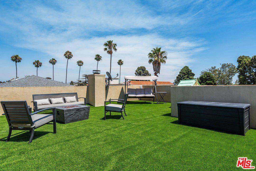 Spectacular North of Wilshire Townhome capturing the very best of Santa Monica living