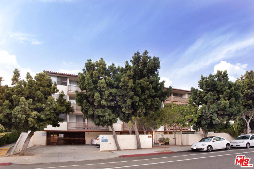 ELEGANCE IN SANTA MONICA - 1 Bedroom/1 Bathroom - Living room is light and bright and features a generously sized balcony