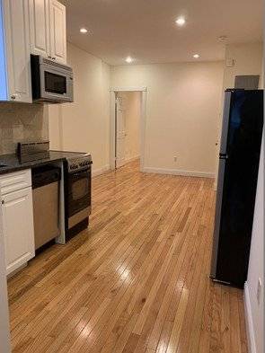 Spacious 2 Bedroom - Prime Chelsea Location - Tons of Light - Laundry on site