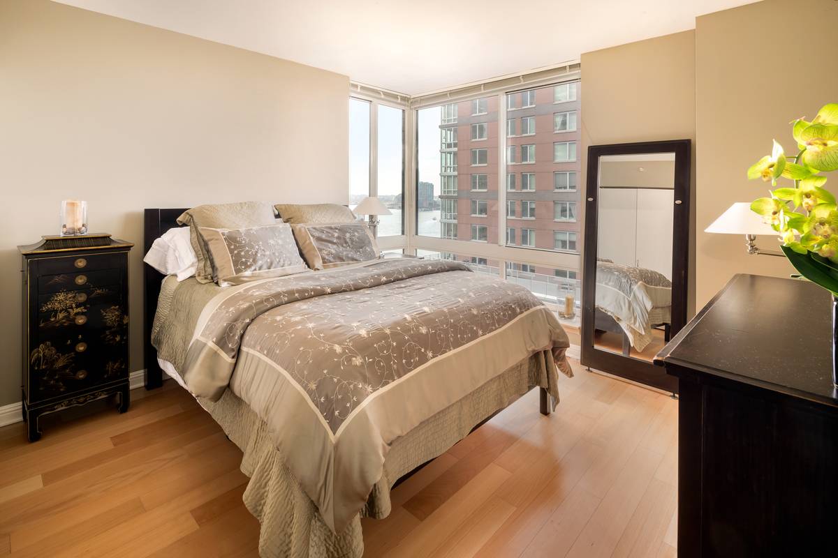 Battery Park City 1 Bed Apt Featuring Beautiful Views