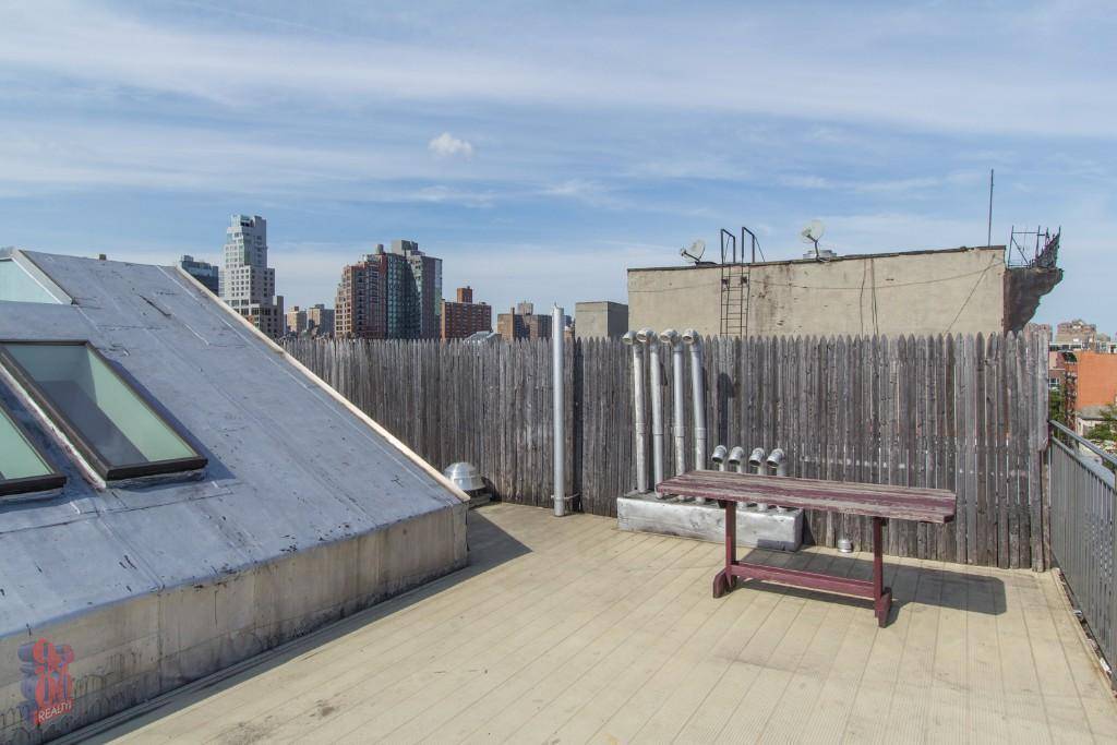 Three Bedroom Penthouse with Private Rooftop Deck (NO FEE)