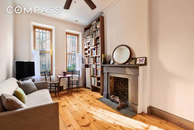 Cobble Hill 1 bedroom with bonus room and private garden !