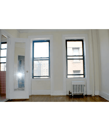 A Classic!! Just Steps Away from Central Park!! Beautiful Studio that won't last. Immediate availability. Call Now!!