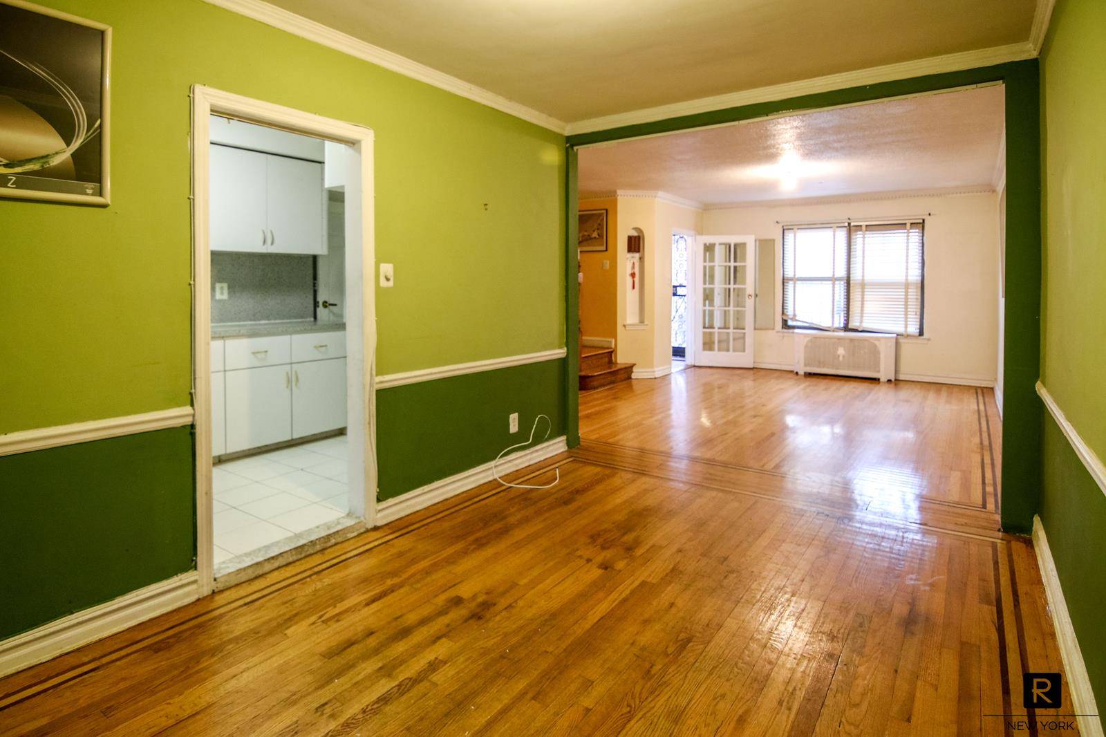 Whole house for rent ! Conveniently located close to 63rd Drive M, R trains.