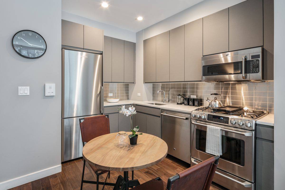 Luxury Two Bedroom in Financial District (NO FEE)