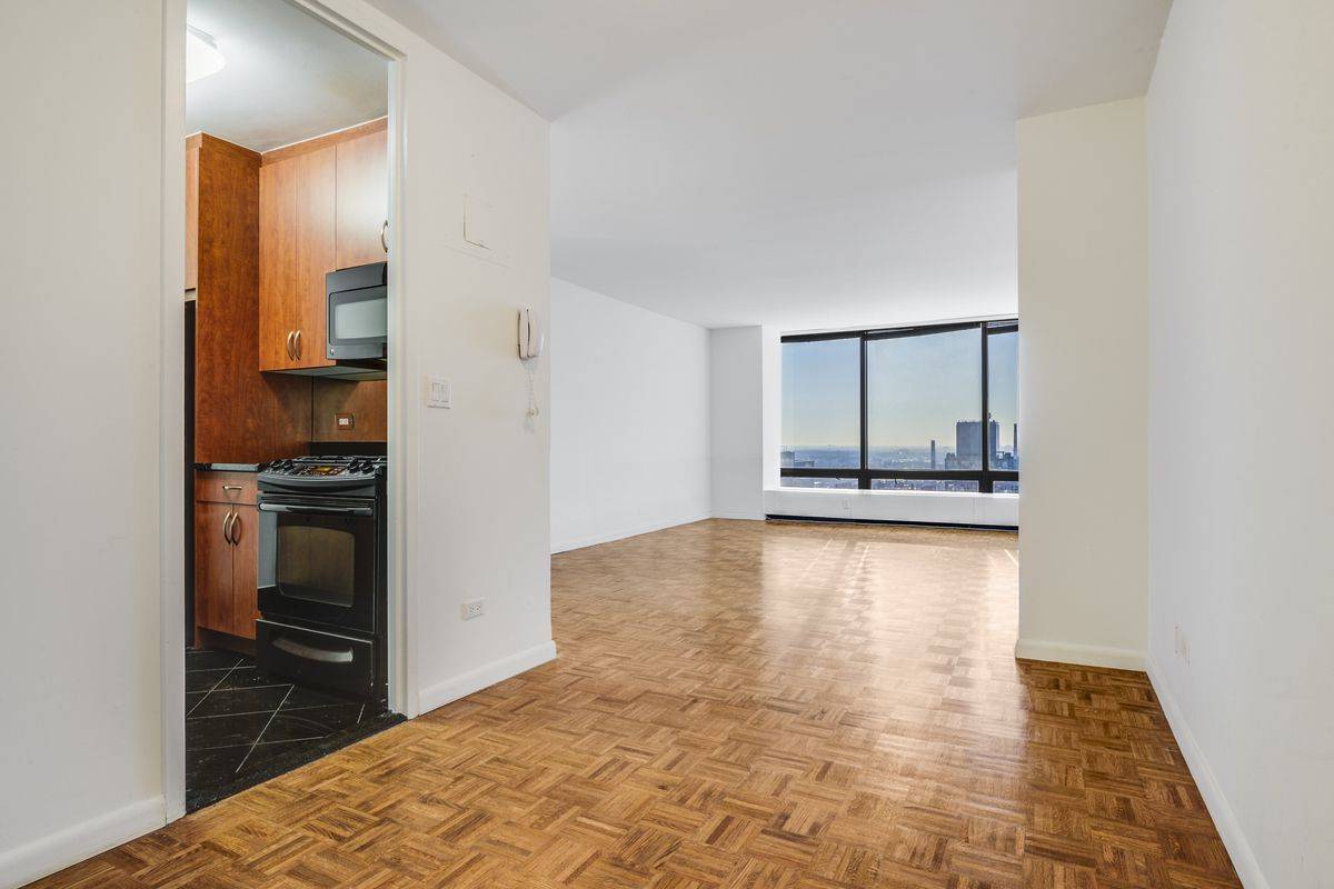 NO FEE Ultra lux JR4 Bed in Upper East Side with Half Bath