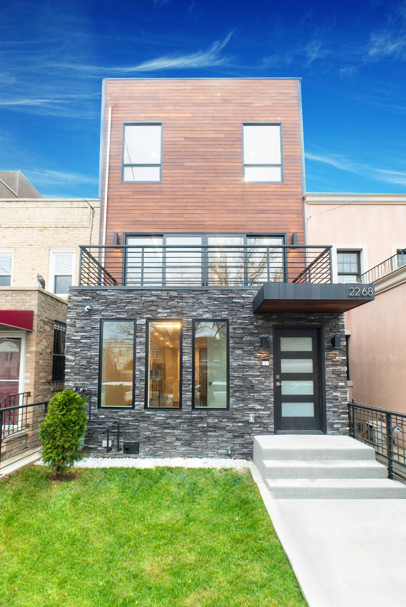 MODERN ASTORIA TWO FAMILY TOWNHOUSE, MINUTES FROM AMAZON'S NEW HQ