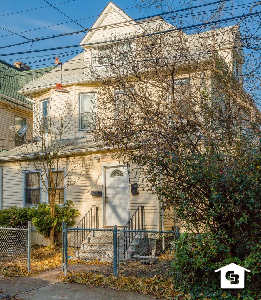 This 2 Family home is located in the New Brighton section of Staten Island.