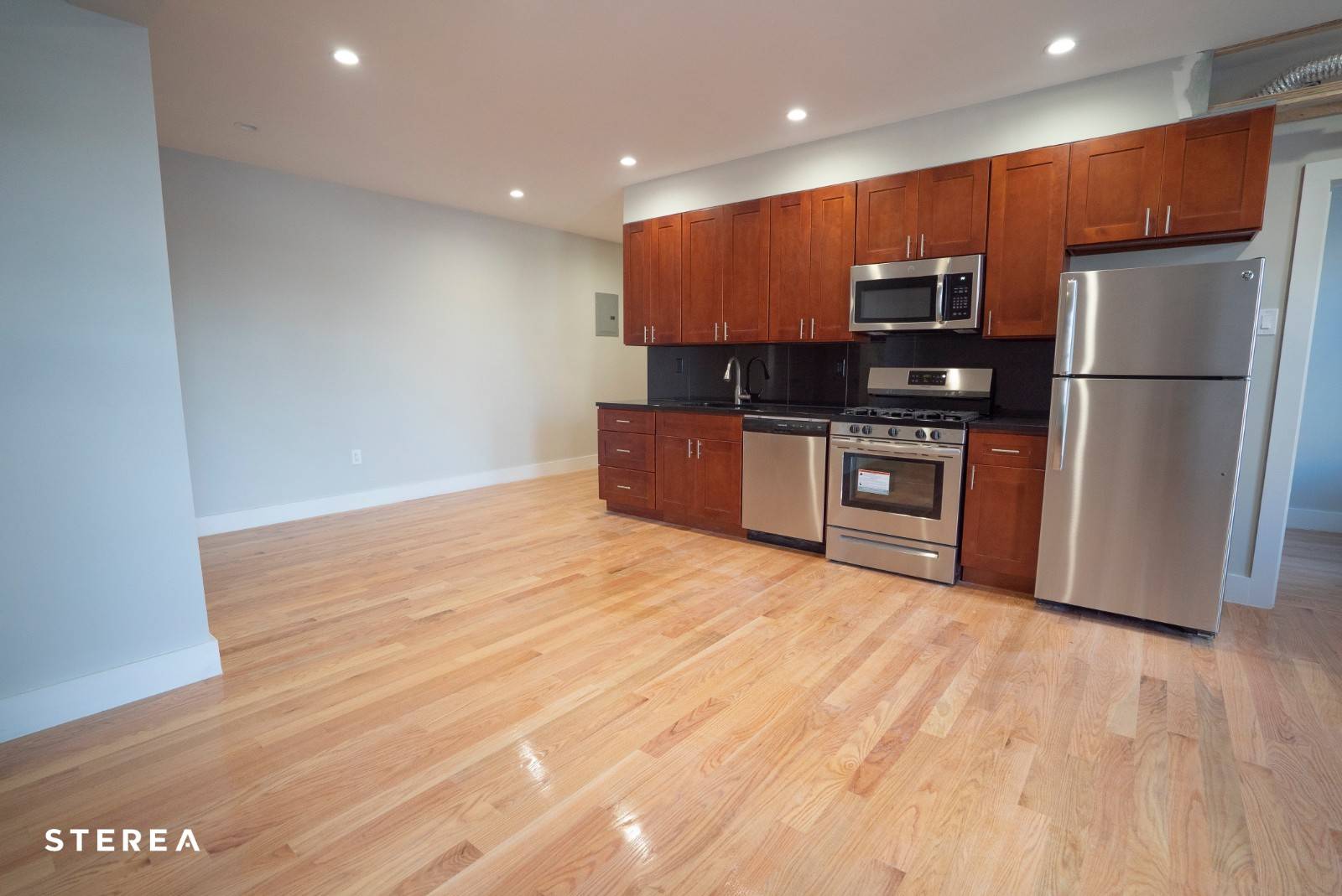 Rent this recently renovated 3 bedroom, 2 full bathroom apartment with all the amenities built in washer dryer in the apartment, dishwasher, built in microwave, beautiful finishes and in an ...
