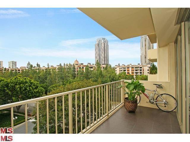 Ideal Century City location awaits you in this newly remodeled 2-bedroom 2-bath unit